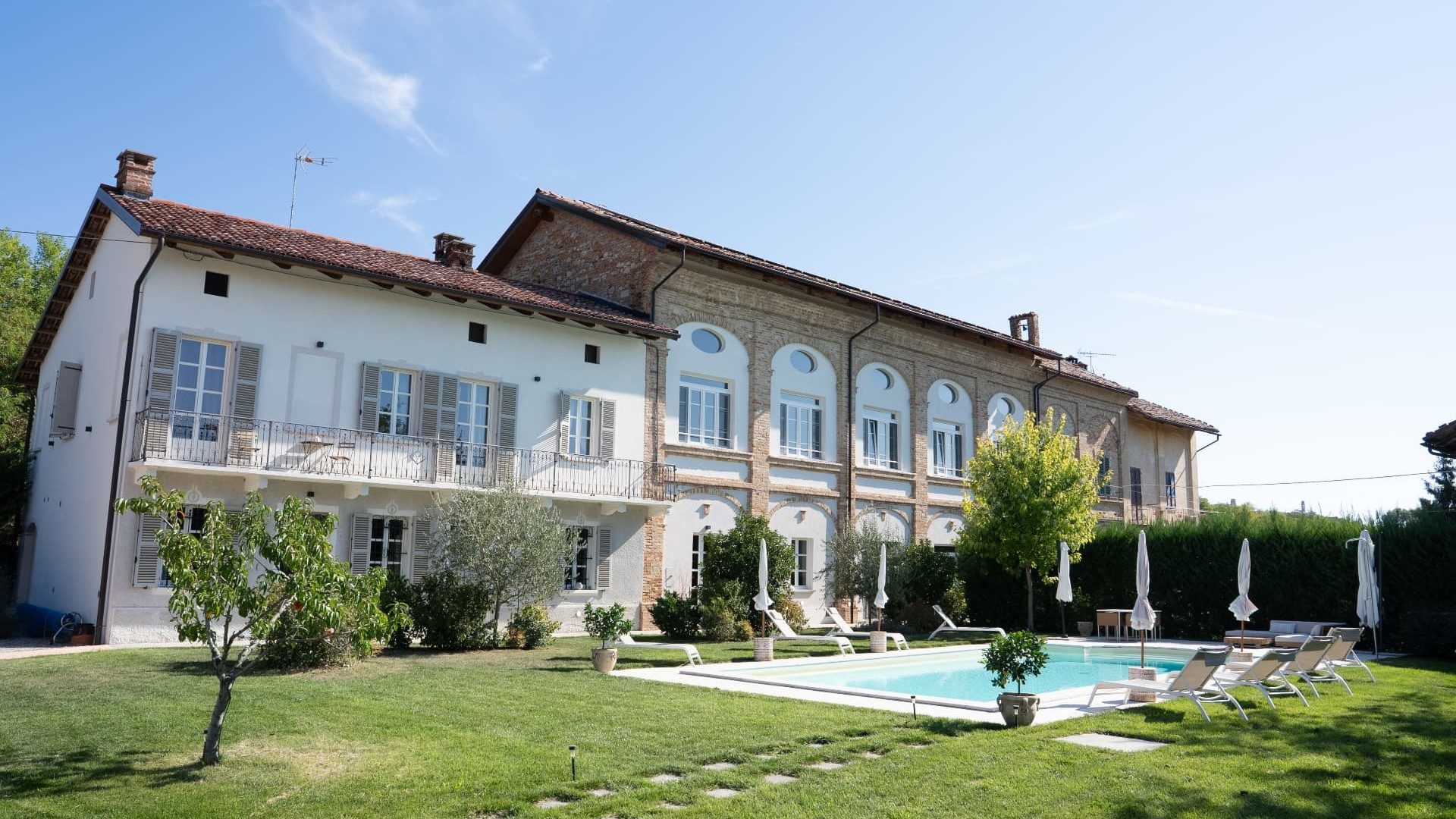 Retreat Monferrato: the property, its lawn and swimming pool
