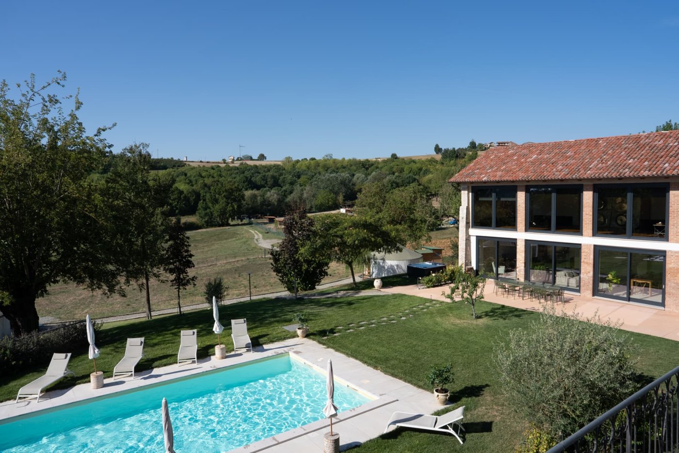 The swimming pool and the property at Retreat Monferrato